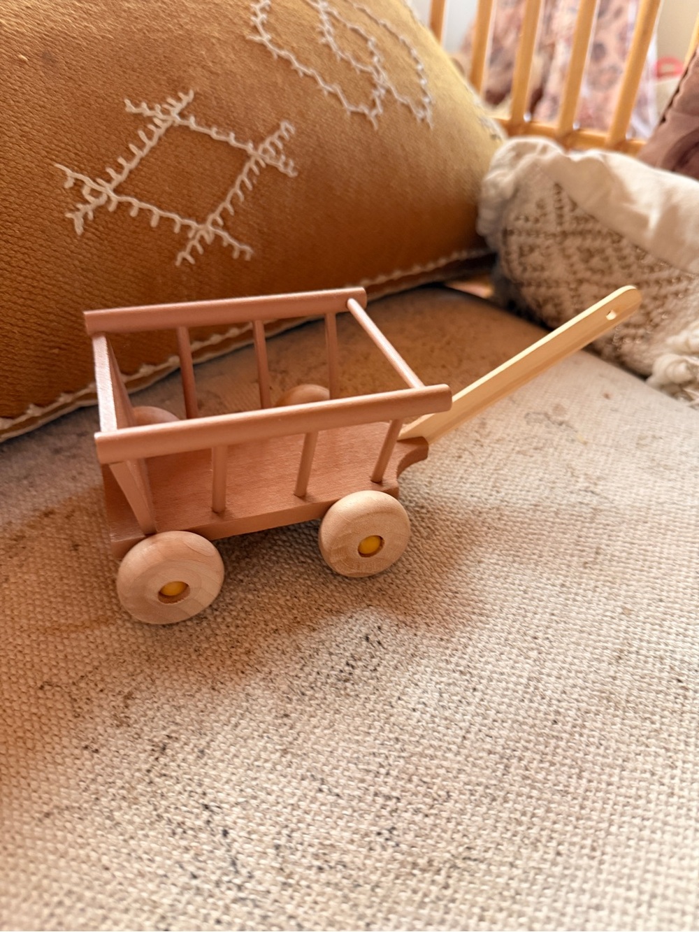 Maileg micro wood wagon dusty rose dollhouse cart - Picture 2 of 7